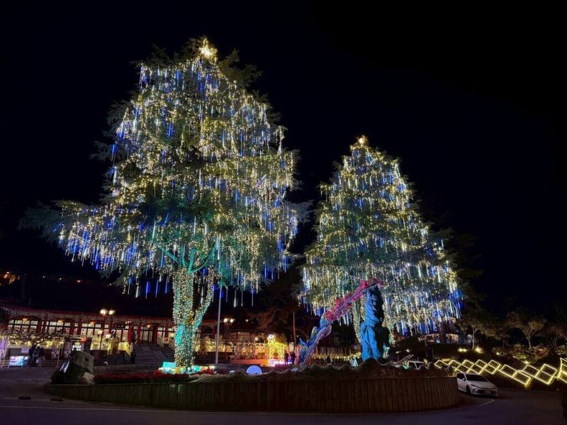 全台海拔最高的耶誕樹21日晚在梨山點亮，主辦單位交通部觀光署參山國家風景區管理處將2棵高達28公尺的雪松化身為「雲端上的耶誕樹」，將閃耀到115年1月25日。（參山處提供）