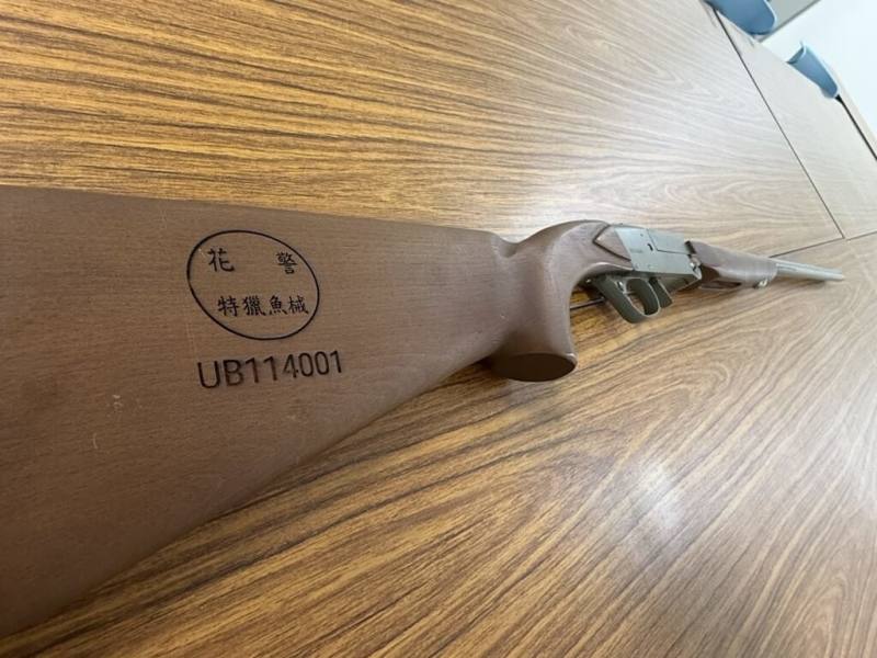 花蓮縣警察局2025年收到來自光復鄉南富村等地共3名獵人申請乙式自製獵槍安全檢測，日前送往國防部軍備局規格鑑測中心檢驗，結果19日出爐，南富村獵人的獵槍檢驗合格，成全台第一把獲得檢驗合格的乙式自製獵槍。（花蓮縣警局提供）