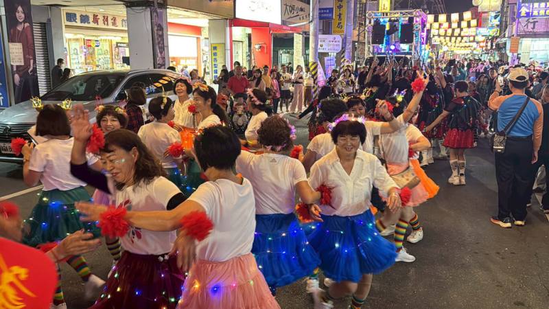 彰化縣田中鎮公所20日晚間舉行「2025田中光影聖誕踩街嘉年華－聖誕點燈活動」，並邀請舞團參與踩街活動，讓夜晚的田中老街充滿歡樂氣氛，許多民眾圍觀拍照，場面熱鬧。（田中鎮公所提供）