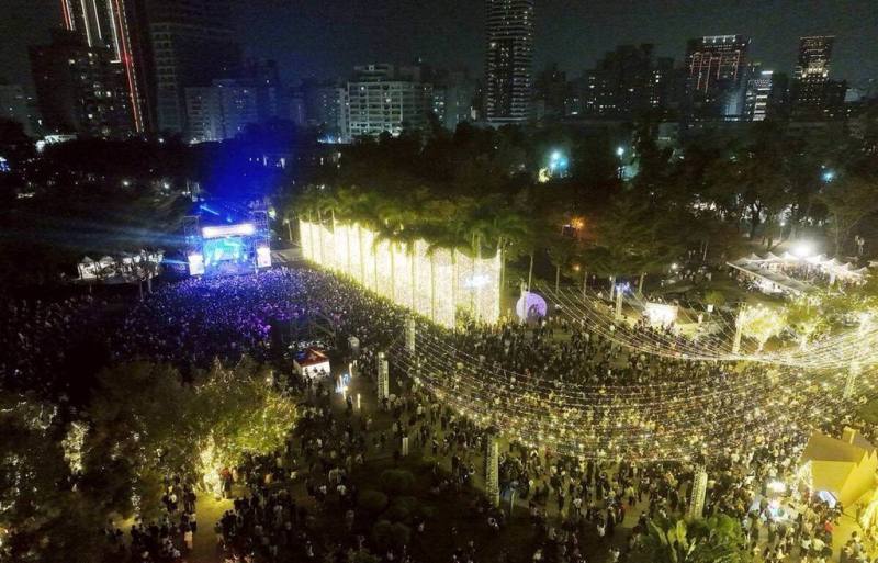 「2025高雄聖誕生活節」的「聖誕黃金週」20日在中央公園登場，高雄市府經發局表示，總計吸引逾10萬人潮到訪。（高雄市經發局提供）