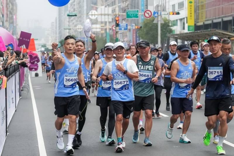 富邦集團董事長蔡明忠（前排左2）今年第12度完賽台北馬半程馬拉松。他談及，運動對他來說就是舒壓，運動時就是全神貫注，感受身體每一寸肌肉。（富邦金控提供）