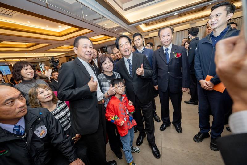 賴清德總統21日上午前往新竹出席「中華民國後備憲兵荷松總會北部地區歷任主委顧問聯誼會第八、第九任會長交接典禮」