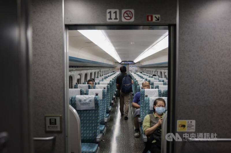 圖為民眾搭乘高鐵。（中央社檔案照片）