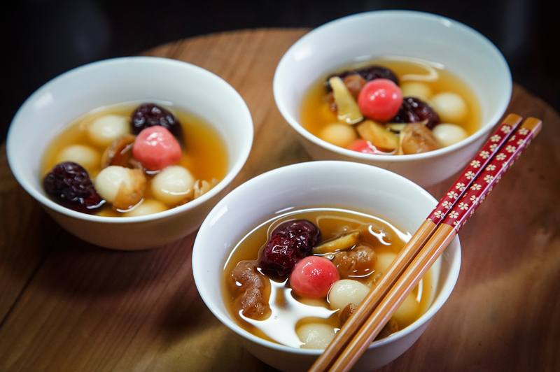 在冬至食用湯圓象徵這一年的圓滿，也寓意增長1歲