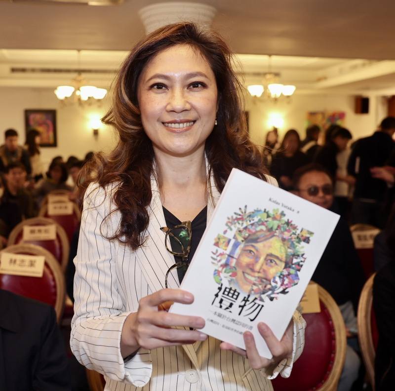前總統府發言人Kolas Yotaka（圖）21日下午在台北舉辦新書簽書會，開心向媒體展示全新著作「禮物：一本關於台灣認同的書」