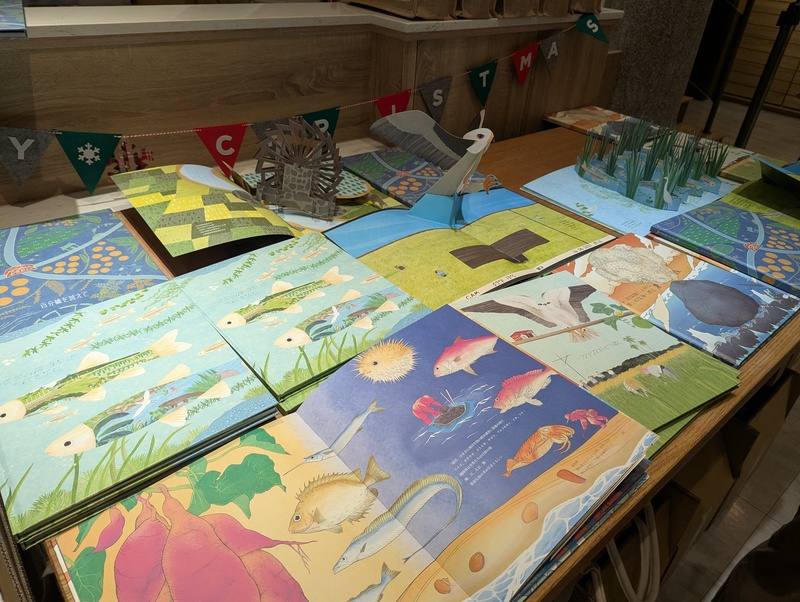 農業部農村發展及水土保持署19日在台中發表「你知我行．里山倡議」繪本第2輯，內容結合簡潔感性文字、手感插畫美學，以中文、日文與英文版本發行，盼讀者透過社區居民真實故事，全面領會里山倡議永續精神。