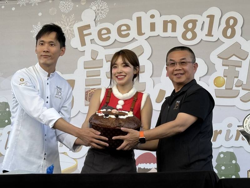 18度C巧克力工房主廚蔡約群（左）與團隊榮獲耶誕麵包世界盃冠軍，21日應邀分享製作冠軍耶誕麵包關鍵要素，並與職棒啦啦隊韓籍成員李多慧（中）一同義賣耶誕麵包