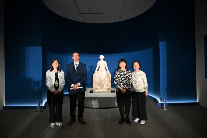 文化部次長李靜慧（右2）、黃土水家屬代表林麗純（右1）、國立臺灣美術館長陳貺怡（左1）及保存者張鴻標家屬張士文（左2）等人合影