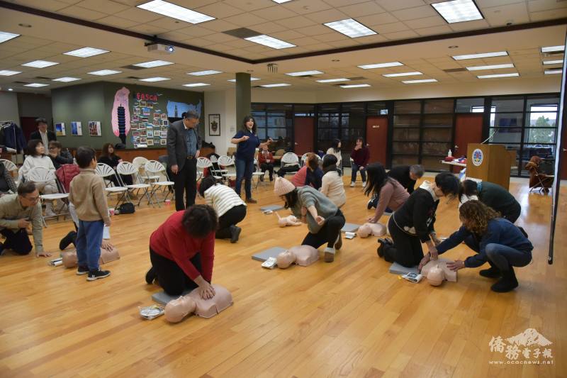 來賓練習心肺復甦術操作