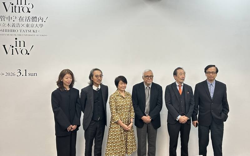 北師美術館推出日本知名攝影家立木義浩（右3）以博館館標本為主題的攝影展，19日舉行開幕記者會，北師美術館創辦人林曼麗（左3）與來賓合影。