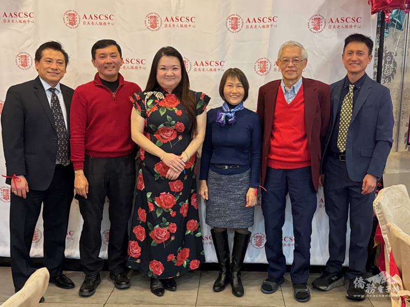 參加冬至晚會的亞美老人服務中心理事