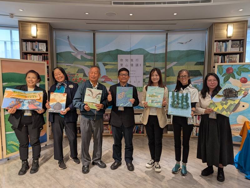 農業部農村發展及水土保持署19日在台中發表「你知我行．里山倡議」繪本第2輯，副署長蘇茂祥（中）邀社區代表拿起繪本說故事，分享相關歷程。