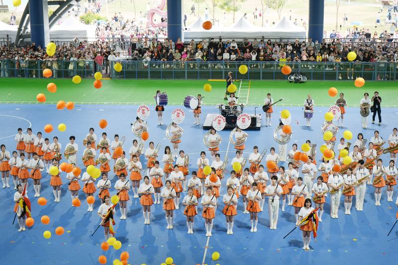 「2025屏東交響．橘色狂潮」20日在屏東國際滑輪溜冰場登場，享譽國際的京都橘高校吹奏樂部應邀首到屏東演出，壓軸帶來多首青春動感曲目表演，吸睛全場