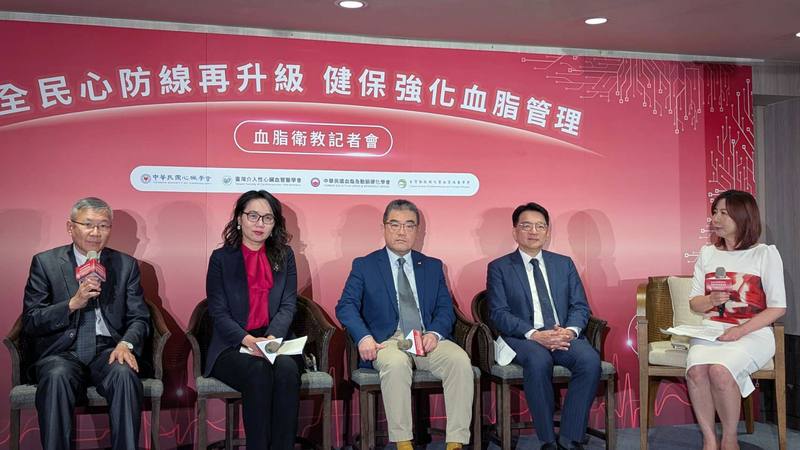 高血脂早期無症狀，是被輕忽的隱形殺手。健保署長陳亮妤（左2）19日表示，健保署已於9月起放寬高血脂用藥給付，2026年將再投入新台幣1.13億元加強個案管理，預估1年有3.4萬人受惠。
