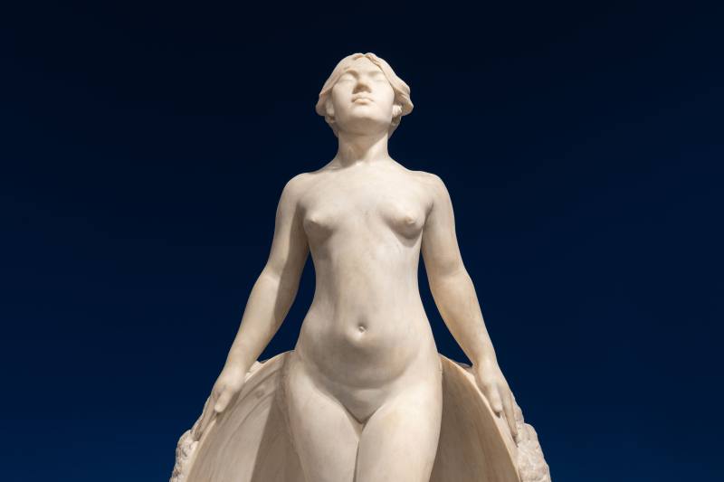 黃土水 〈甘露水〉 1919年 大理石 172 x 80 x 38 cm