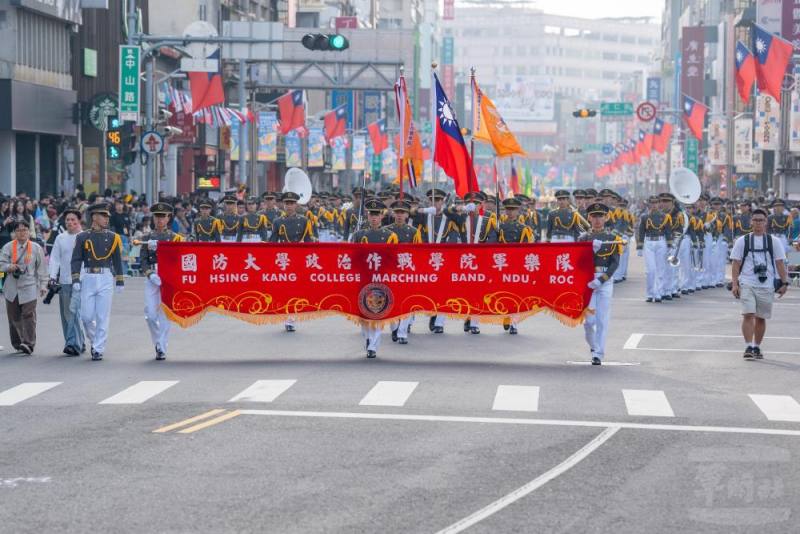 政戰學院復興崗軍樂隊20日參與嘉義市國際管樂節踩街嘉年華活動。（軍聞社記者吳冠萱攝）
