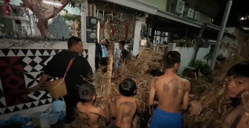 每年12月至隔年1月卑南族部落各項祭典陸續展開，19日晚間台東市南王部落少年祭率先登場，少年打赤膊、畫花臉，挨家挨戶象徵性的「扮鬼嚇鬼」去除部落的霉運與喪氣。