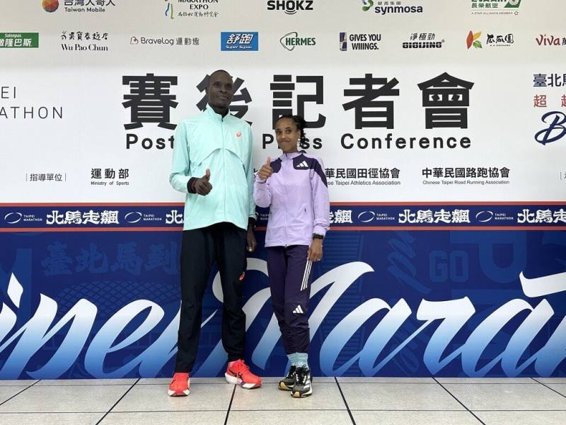 2025台北馬拉松21日從台北市府前廣場起跑，2.8萬名跑者齊聚一堂，最終由來自肯亞的瓊巴（左）、衣索比亞的狄米西（右）分獲男、女組總冠軍，其中狄米西更打破場地紀錄抱走10萬美元。（中華民國路跑協會提供）