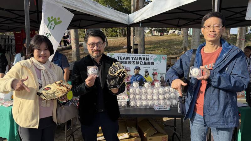 彰化家扶中心21日在彰化師範大學寶山校區舉行耶誕愛心園遊會，其中建築師郭信志（左2）號召林家正等7名棒球球星提供簽名球及捕手手套義賣，相當搶手。（彰化家扶中心提供）