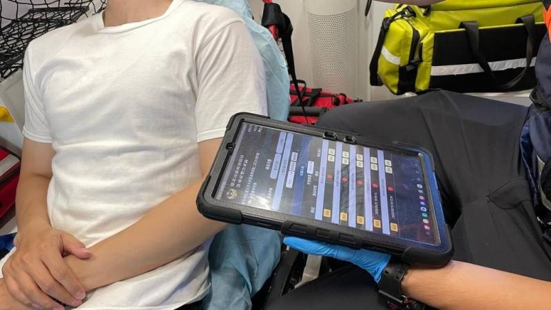 台北市消防局急重症整合系統在民國114年初正式上線，透過App連接各式藍牙生理監視設備，讓救護車在送醫途中可即時獲取並傳輸生命徵象數據至醫院，此系統近期也獲2026智慧城市創新應用獎肯定。（台北市消防局提供）