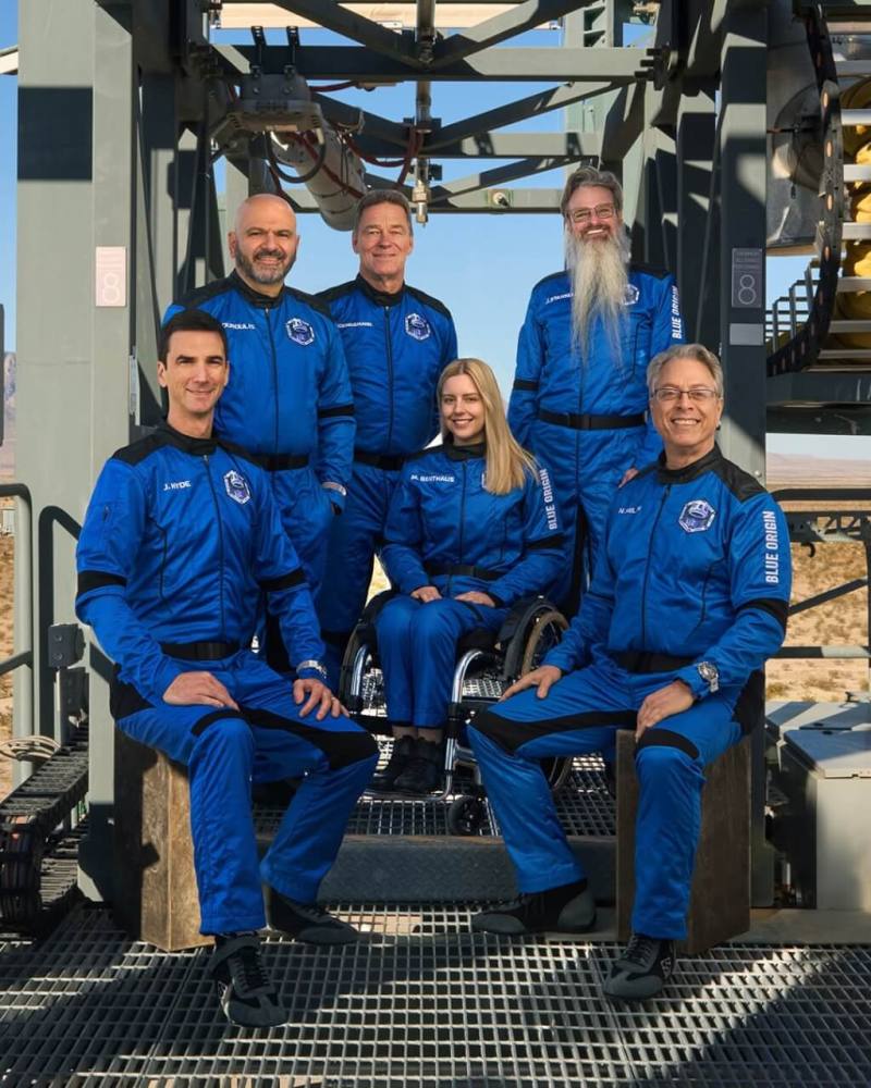 德國工程師班特豪斯（中）20日搭乘藍源公司火箭完成短暫太空之旅，成為第一位完成這類壯舉的輪椅使用者。（圖取自instagram.com/blueorigin）