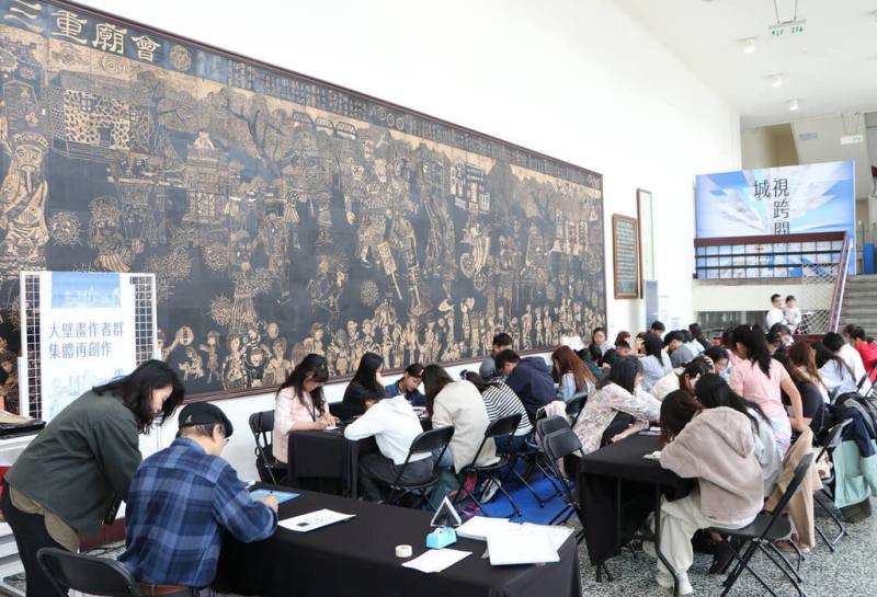 新北市立圖書館三重分館即將於民國115年拆除，分館入口處的壁畫，是圖書館啟用時，由全市14所國小55名學生創作，新北市圖20日特別邀請當年創作者返館分享心得，並重新描繪未來閱讀願景。（新北市立圖書館提供）