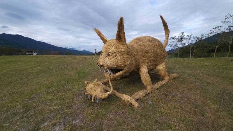 富里鄉稻草藝術季邁入第7屆，將於24日於羅山展售中心旁的田間舉行，今年主題為「富里喵樂園」，集結在地藝術家、青年創作者與農村職人共同參與，展出超過20個「喵系主題」作品。（民眾提供）