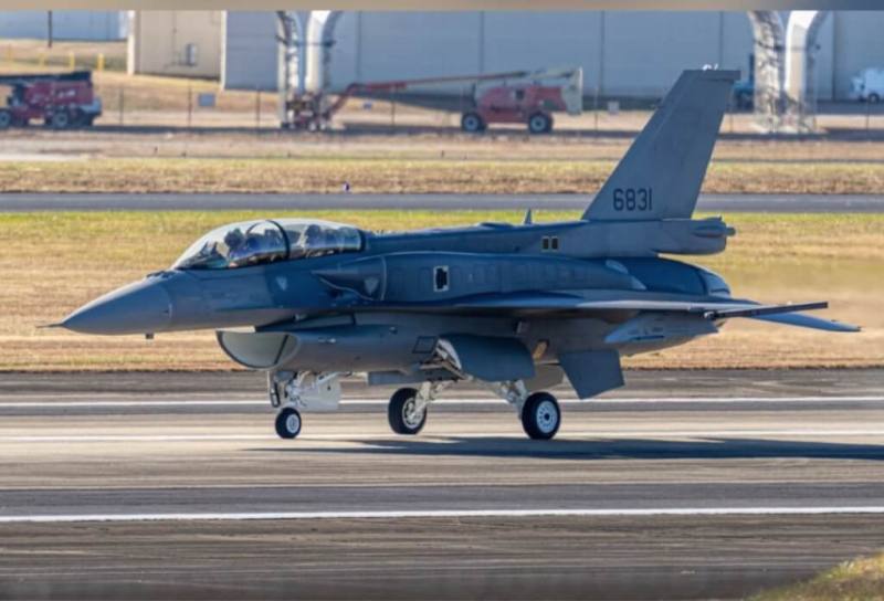 圖為國軍向美國採購的F-16V（blk70）雙座戰機（機號6831）進行地面測試。（照片取自Owen’s Aviation Photos臉書粉絲頁）