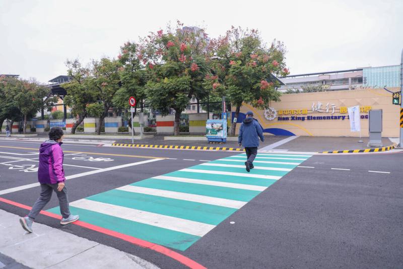 台中市政府斥資新台幣8097萬元，改善北區健行國小延伸到忠明高中一帶通學安全及健行路行車品質，打造安心通學環境，19日舉行完工典禮。（中市府提供）