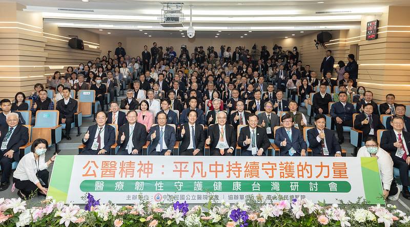 總統和出席人員合影