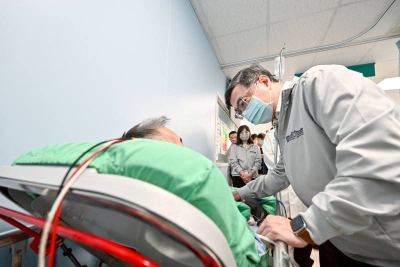 關心19日晚間北市隨機襲擊事件，行政院長卓榮泰20日前往臺北內湖三軍總醫院、松山分院及馬偕紀念醫院，慰問傷者及家屬