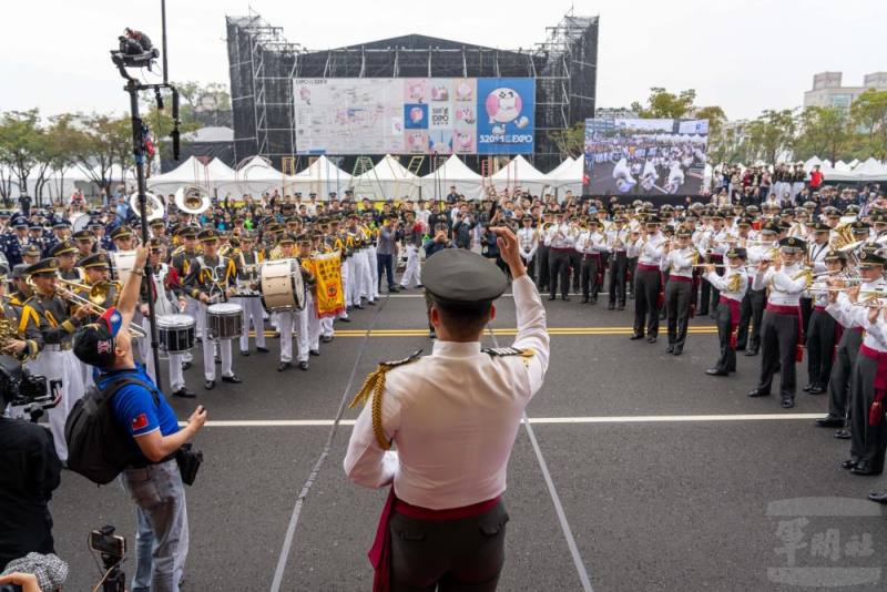 四校共同合奏樂曲，體現三軍同源的深厚情感。（軍聞社記者吳冠萱攝）
