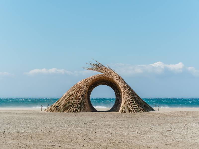 李蕢至作品《風逕》以流線型竹編結構，展現風與海所形塑的海岸線景緻