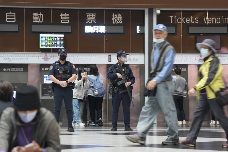 北捷台北車站、中山站周邊19日晚間接連發生投擲煙霧彈、嫌犯張文持刀隨機傷人案。警方20日在人潮密集的台北車站大廳持槍戒備