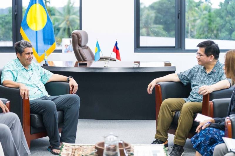 外交部長林佳龍（右）拜會帛琉總統惠恕仁（Surangel Whipps, Jr.，左）