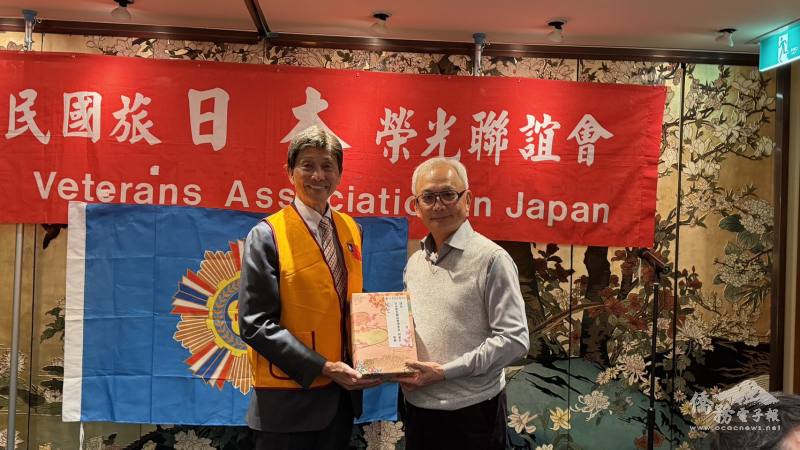 日本榮光聯誼會理事長何道台(左)致贈紀念品予退輔會副主委陳進廣(右)