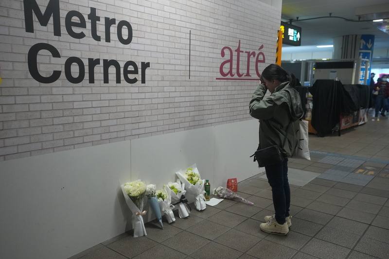 北捷台北車站、中山站周邊19日晚間接連發生投擲煙霧彈、嫌犯張文持刀隨機傷人案。案發地台北車站M8出口附近，有民眾20日在放置鮮花處哀悼落淚