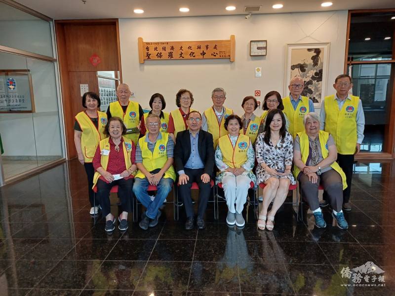聖保羅文教中心志工組長邱金彩、全體組員與主任尤正才合影