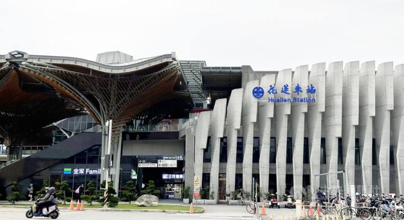 張文隨機殺人案震驚社會，元旦、春節等年人潮湧現，交通部長陳世凱22日說，跟警政署通力合作，所有交通運具，包含機場、港口、旅運中心、車站等都會加強戒備與巡邏。圖為花蓮火車站