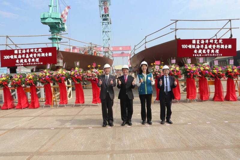 台船公司承造海洋委員會國家海洋研究院100噸級與300噸級海洋基礎資料調查船各1艘，22日由台船總經理蔡坤宗（左2）等人共同主持兩型船安放龍骨祈福儀式，預計2027年第2季交船。（台船提供）