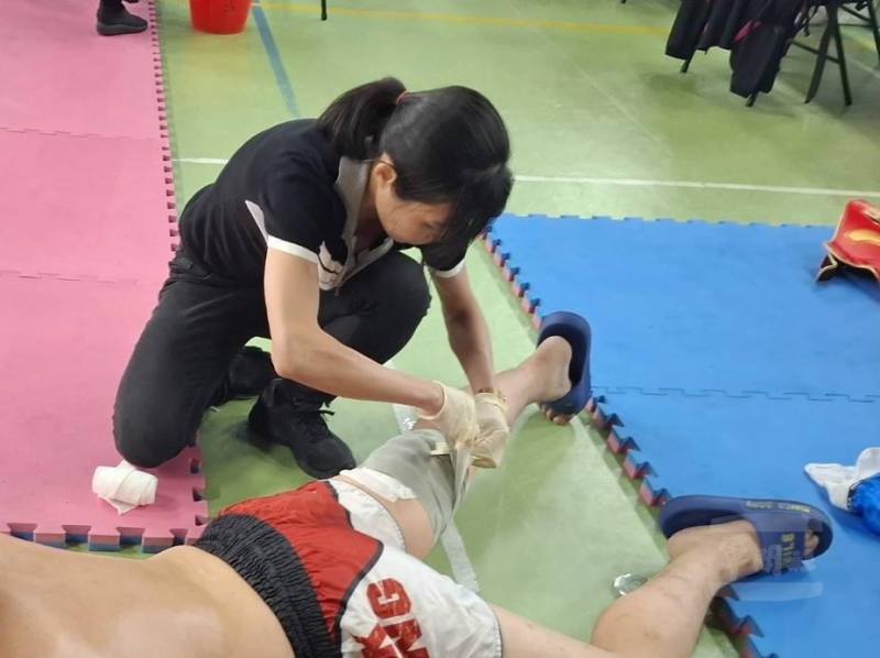 國防醫學大學20日協助第23屆全國踢拳錦標賽醫護工作。（國防醫學大學提供）