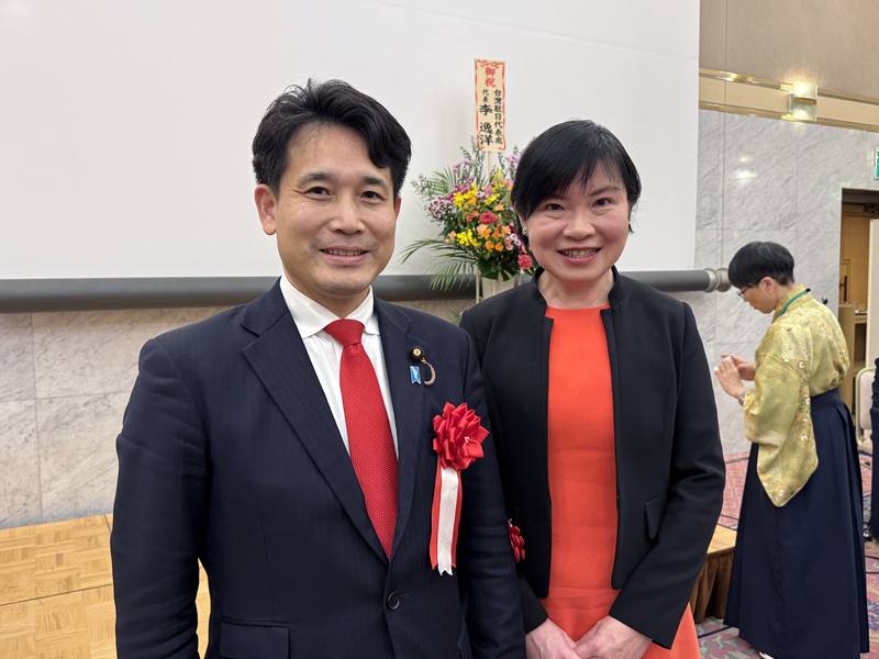 「台灣女婿」前農林水產副大臣、參議員瀧波宏文（左）21日應日本李登輝之友會邀請發表專題演講，揭露日本今年5月上路的修正後戶籍法，終於實現「台灣出身者可在戶籍登記時實際填寫台灣」，檯面下多年推動過程。他的妻子、台灣出生、成長的瀧波史織（右）見證丈夫一路以來為台日關係付出的努力