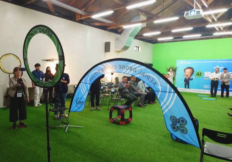 嘉義縣文觀局、教育處與無人機產業界、學界結合，2026年1月辦「AI無人機冬令營」，22日舉行啟動記者會，現場示範操控無人機，飛越圓形關卡