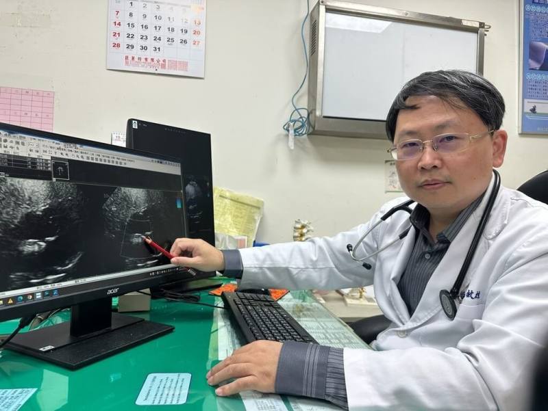 衛生福利部豐原醫院心臟內科醫師王敏雄（圖）指出，多數心房中膈缺損患者在年輕時並無症狀，往往到20至40歲才陸續出現不適，提醒民眾若出現心悸、喘、疲倦或運動耐受度下降等症狀，不應輕忽。（豐原醫院提供）