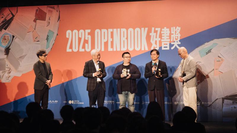 2025 Openbook好書獎21日在台北頒獎，詩人向陽（左2）、陳允元（中）主編作品「暗房與光：臺灣白色恐怖詩選」獲年度中文創作獎肯定。向陽致詞時表示，「這套書是眾多詩人用他們的作品，幫助我們回憶那樣的年代，裡面沒有恨、只有愛，如同書名一樣，打開暗房，我們就能看到光」。（Oepnbook閱讀誌提供）