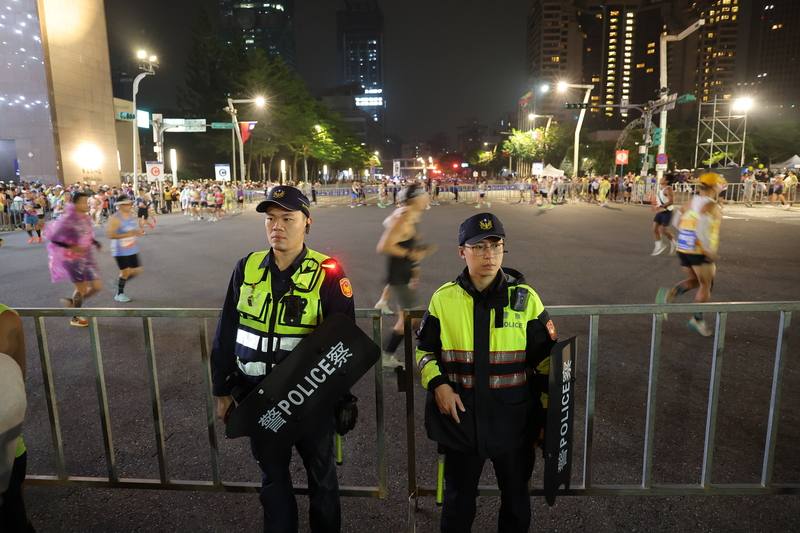 內政部表示，農曆年前重大活動共137場，會加強維安部署。圖為台北馬拉松21日在台北市政府廣場前起跑，現場警察配警盾戒備