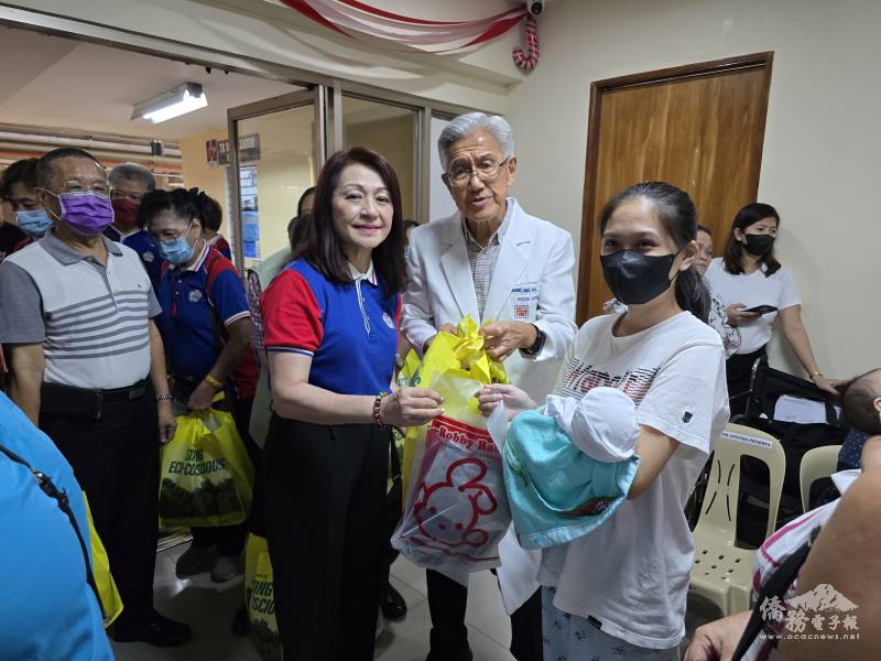 菲華文經總會常務委員梁俊如（左）、中華崇仁總醫院院長洪鵬生（中）將民生物資交予病患家屬