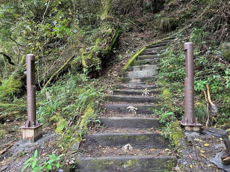 玉山國家公園管理處在南橫三山步道出入口設置「雙向人員流量計數器」，收集不同時段、季節人流數據，用作環境負荷和步道經營具體參考。圖為庫哈諾辛山登山口完成設置人流計數器。（玉山國家公園管理處提供）