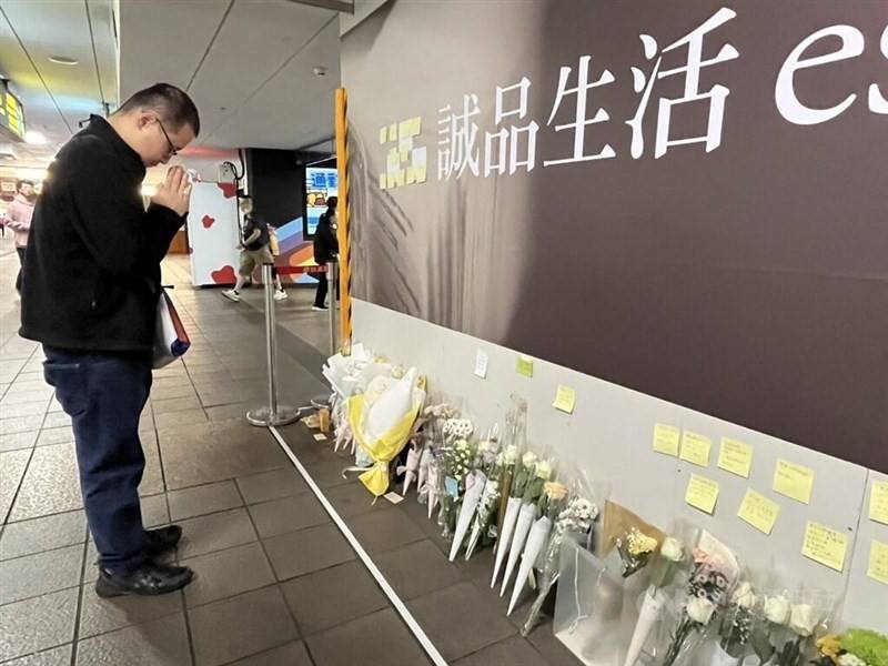 A visitor to the location where Yu Chia-chang heroically engaged the Taipei MRT stations attacker mourns the good Samaritan on Monday. CNA photo Dec. 22, 2025