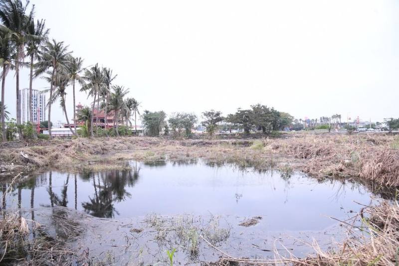 花蓮市南濱一帶易淹水，中央補助抽水站擴建於2020年完工，旁滯洪池因土地變更延宕，經縣府多年努力，滯洪池新建暨整體景觀工程日前動土，將打造防災、休憩多功能滯洪池公園。圖為當地現況。（花蓮縣政府提供）